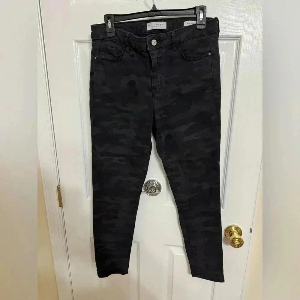 Social Standard by Sanctuary Ankle Skinny Mid Rise Flex Jean in Black Grey Camo - Picture 2 of 14